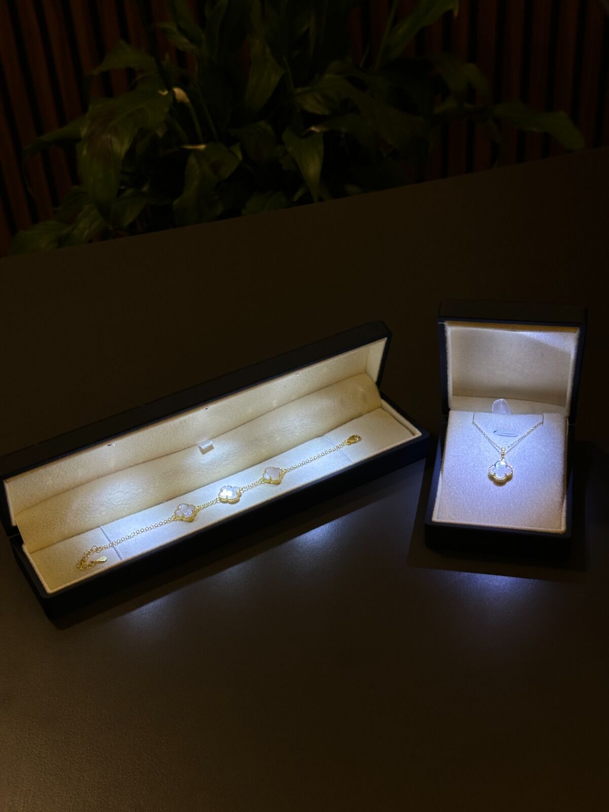 (PREMİUM IŞIKLI KUTU)925 Ayar Gümüş 18ayar Gold Kaplama Beyaz Taşlı 2 Li Yonca Set 3 sıra Bil-Kol
