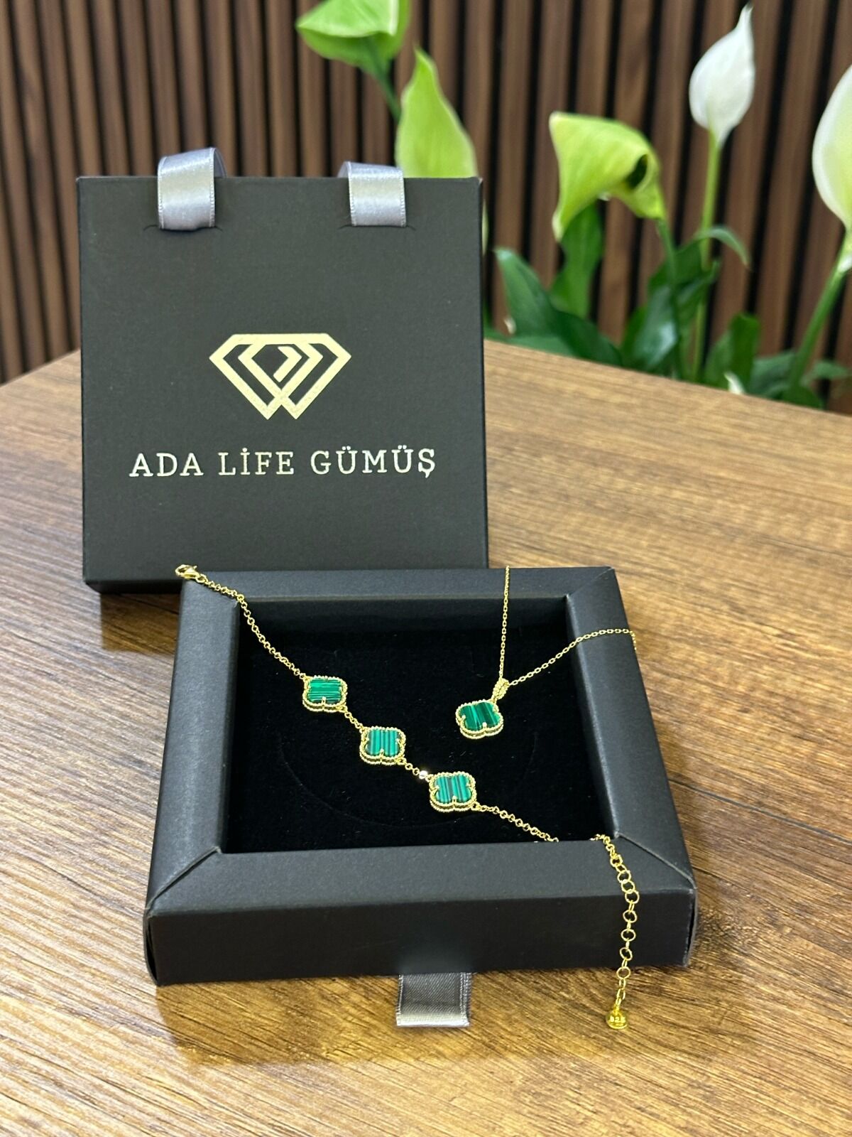 (ÇANTALI KUTU)925 Ayar Gümüş 18ayar Gold Kaplama YEŞİL Taşlı 2 Li Yonca Set 3 sıra Bil-Kol