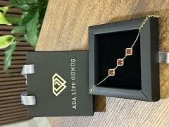 (Çantalı KUTU) 925 Ayar Gümüş 18 ayar Gold Kaplama 3 sıra Bordo Taşlı Yonca Bileklik