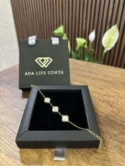 (Çantalı KUTU) 925 Ayar Gümüş 18 ayar Gold Kaplama 3 sıra BEYAZ Taşlı Yonca Bileklik