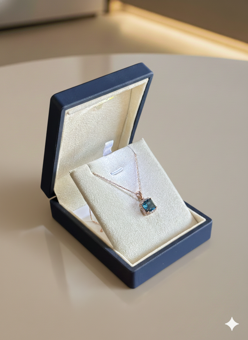 (PREMİUM IŞIKLI KUTULU)925 Ayar Gümüş Lacivert Kare Model Kolye