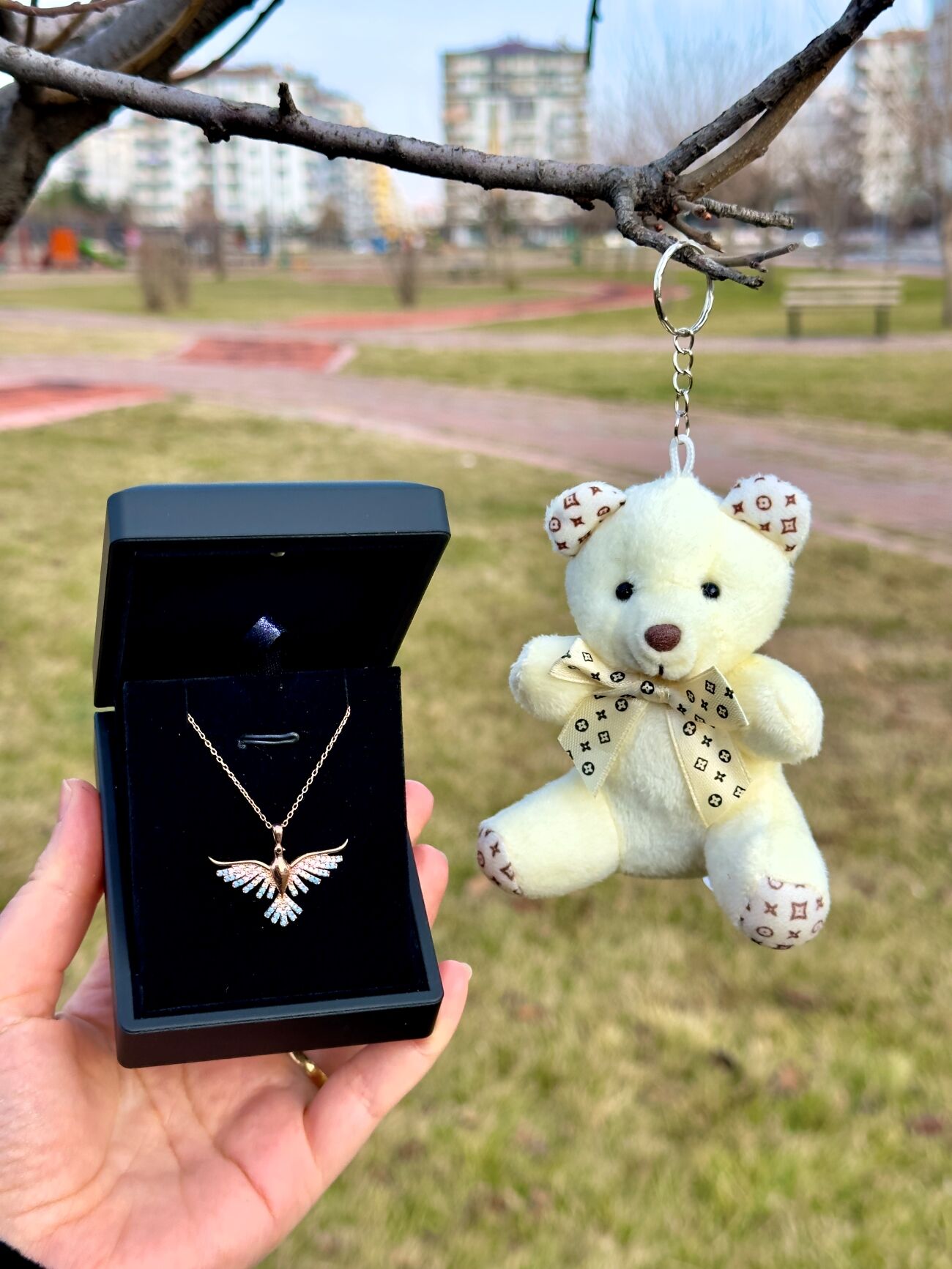 (PELUŞ AYICIK HEDİYELİ) 925 Ayar Gümüş Zümrüdü Anka Kuşu Kadın Kolye (IŞIKLI KUTULU)