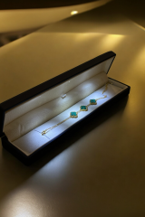(PREMİUM IŞIKLI KUTU) 925 Ayar Gümüş ÜÇ sıra Yeşil Taşlı Yonca Bileklik Gold