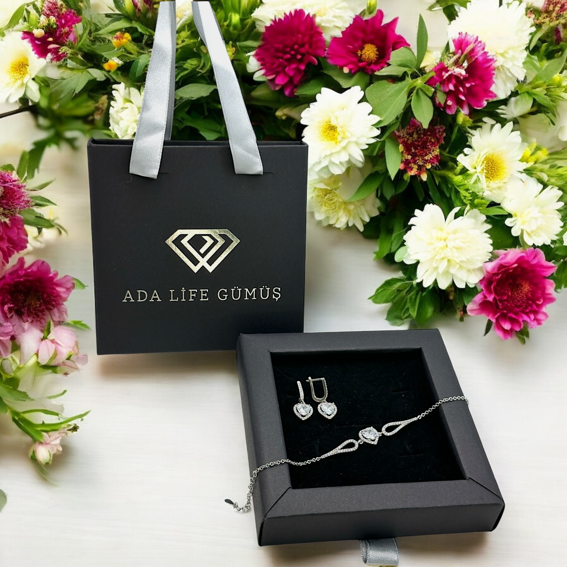 925 Ayar Gümüş Pırlanta Kalp Model Beyaz Taşlı 2li Set Bileklik Küpe(ÇANTALI KUTULU)